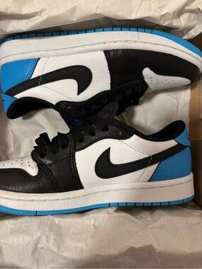 Nike Kids Low-Top Sneakers in White, Black & Blue